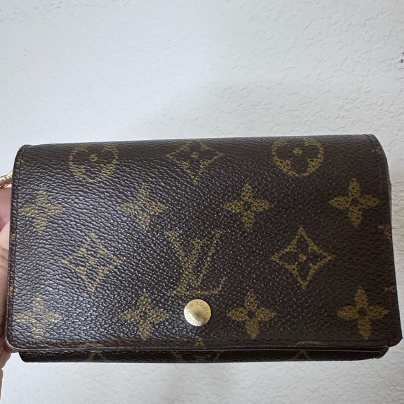 Louis Vuitton Handbags - EXCELLENT Louis Vuitton Brown and Gold Monogram Clutch